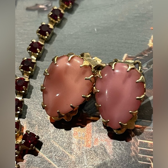 VINTAGE (RARE!!) “Demi Parure” Red Rhinestone & Pink Cabochon Stones Set - Picture 3 of 6